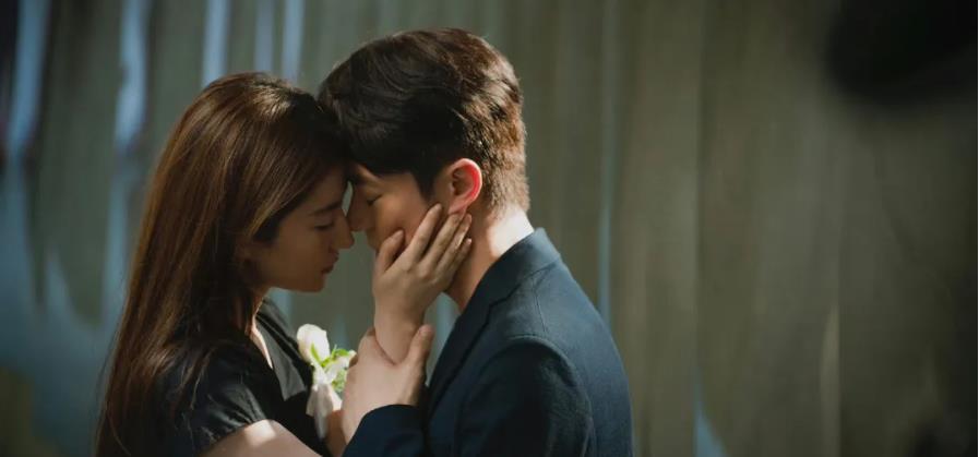 由刘亦菲主演的女性题材大剧《玫瑰故事》，官方首次发布了剧照。

从发布剧照的排序