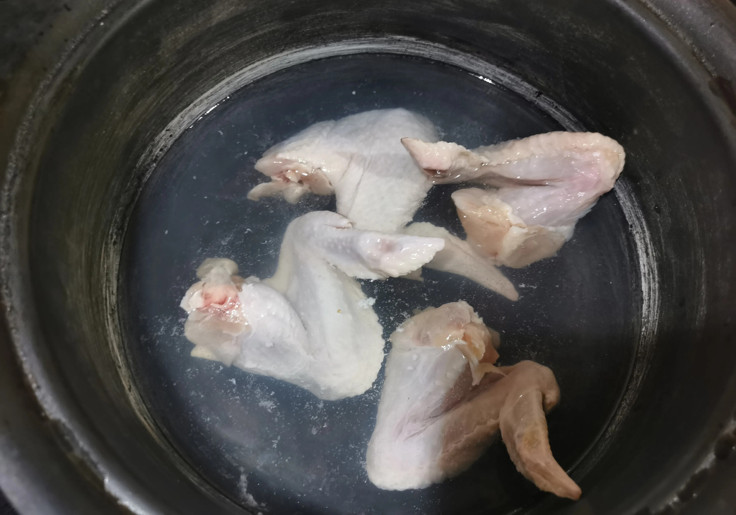 心凉呀，14岁的姑娘怎么会这么的自私自利，我今天晚上做了四个可乐鸡翅，我说你吃两