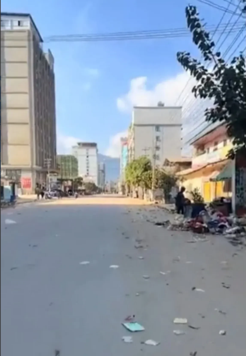 敏昂莱目中无人，不给他个下马威，太嚣张了。今日缅甸果敢老街，空城一座，老百姓基本