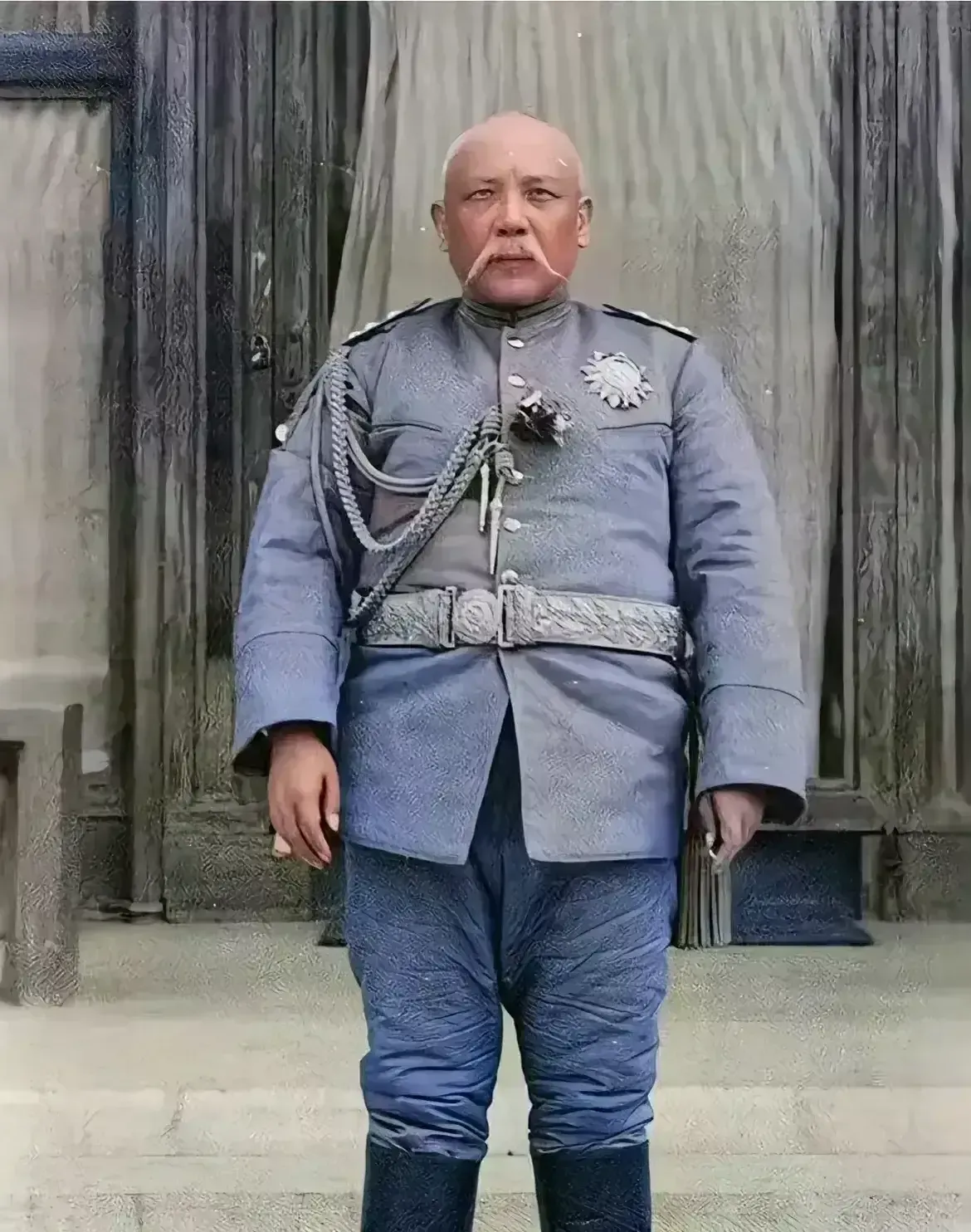 袁世凯戎装照，这可不是演员饰演的，而是货真价实的真品，貌相清晰可见，一目了然！[