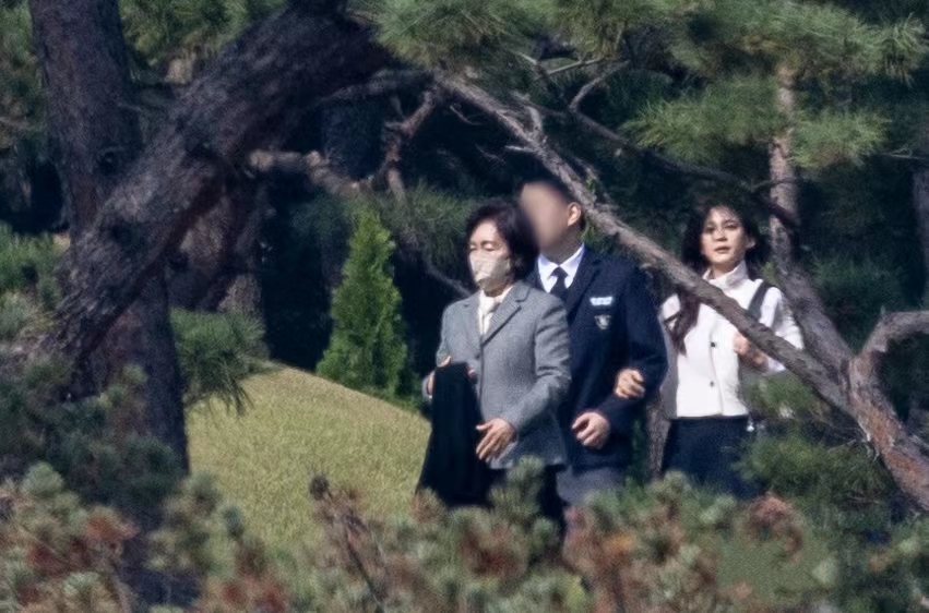 三星长公主李富真的儿子罕见出镜，据悉李富真是参加父亲去世三周年的纪念活动，从曝光