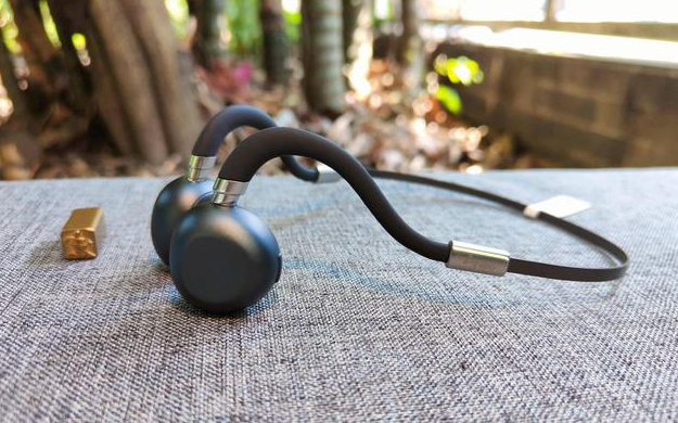 到底是跑步有线耳机好还是无线耳机好，其实无线耳机更适合运动。