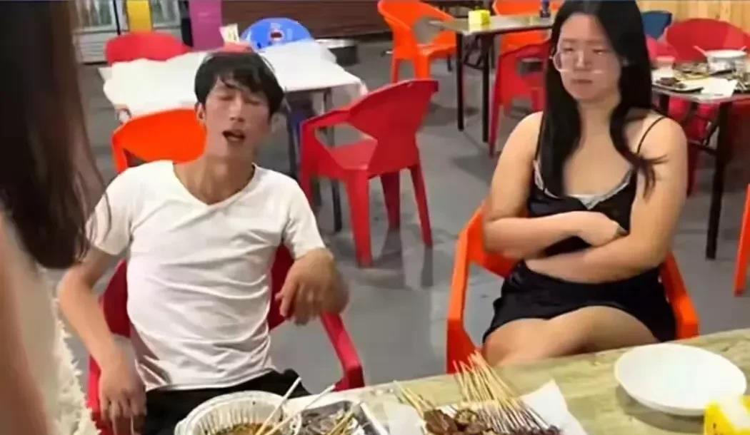一名男子参加了一场相亲，双方约定在一家烧烤店见面。然而，相亲过程中发生了一场尴尬