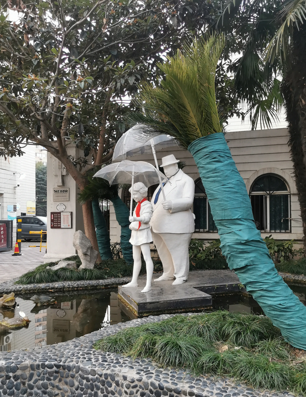 上海某小学门口的雕塑。你就说吧，这是啥意思？拼爹这一点咱就不讲了。可是你爹洋装在