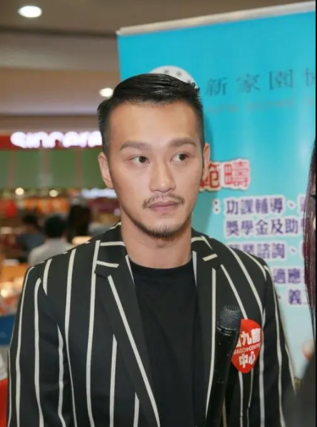 40岁男星自曝失业20年，沦落到工地搭工棚，日赚上千元

香港与内地的艺人待遇差