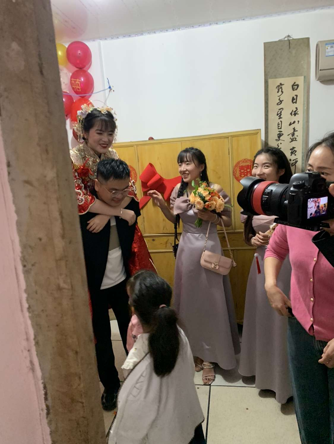 今天堂弟结婚，发现有的女的可怕她所谓的闺蜜嫁出去，伴娘四个，其中一个难缠户，玩了