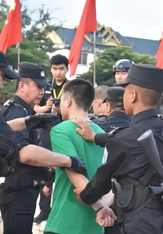 果敢园区的团伙们全都怂了，这几天都在陆续放人，大量人员坐着大巴、货车如潮水般返回