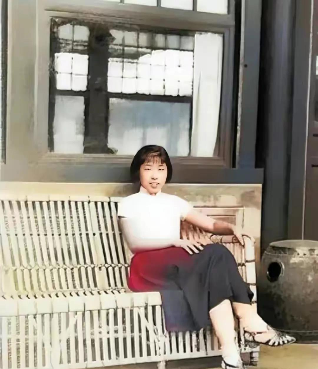 1945年24岁的王光美，貌美端庄。她出生名门，家境优越，典型的大家闺秀，曾被赞