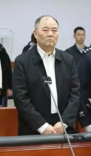 中信银行原行长孙德顺，非法敛财9.795亿元，一审被判死刑缓期两年执行。贪污受贿