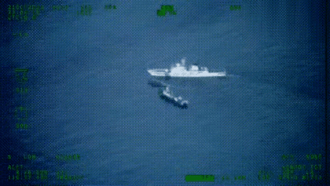 近期，中国海警船在仁爱礁周围海域被菲律宾船只撞击，人员伤亡情况暂不明确。海警船被