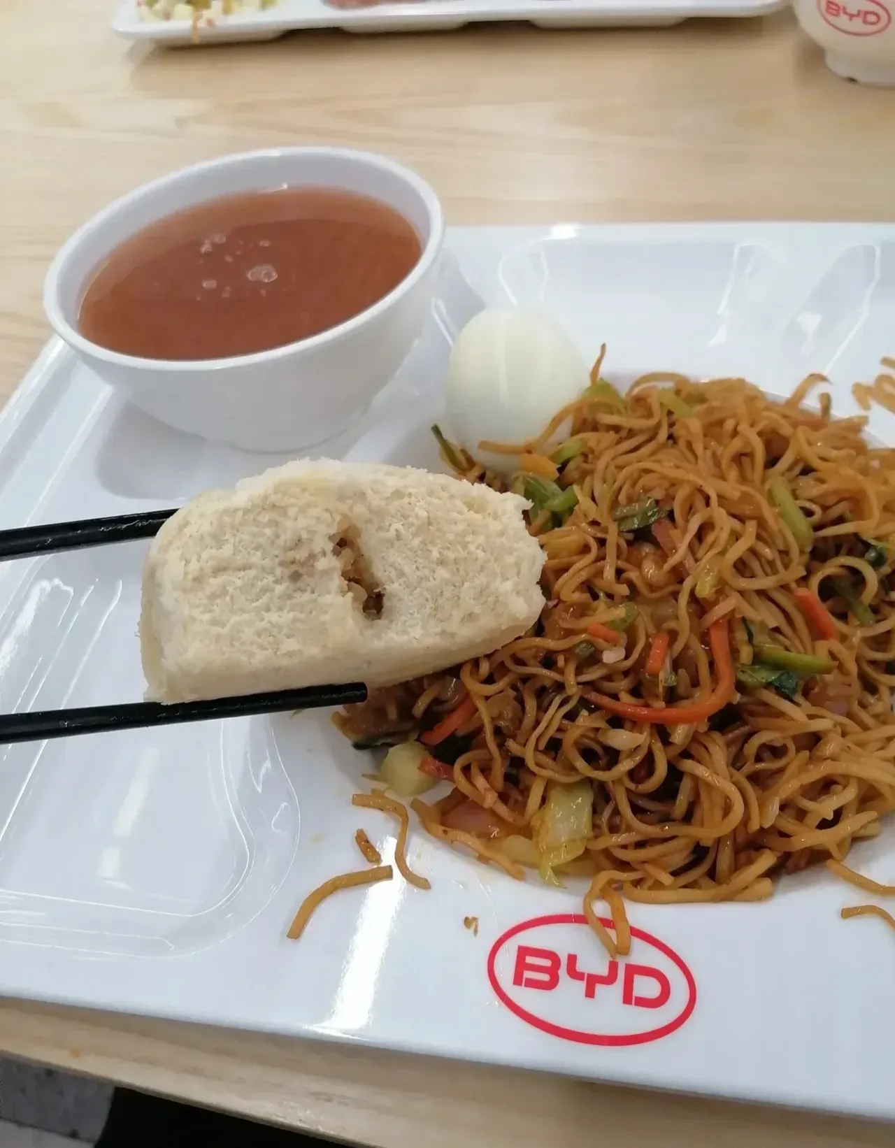 比亚迪工厂的包子火了！
这是比亚迪草堂工厂食堂，大家觉得这是啥包子？
配合上筷子