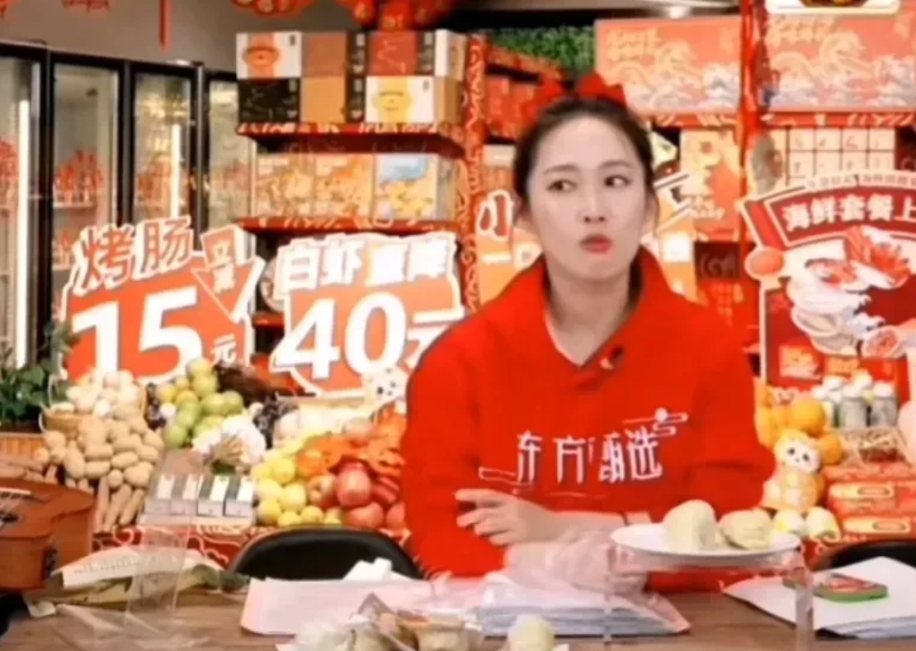 东方yoyo和小七实在太难了！最近每天直播都要被骂，甚至是人身攻击，她们只能选择