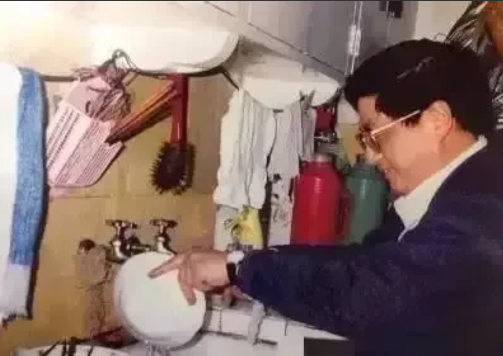 90年代，黄菊在家刷碟洗碗。
那时的黄菊工作非常繁忙，但只要有空，他就回家收拾家