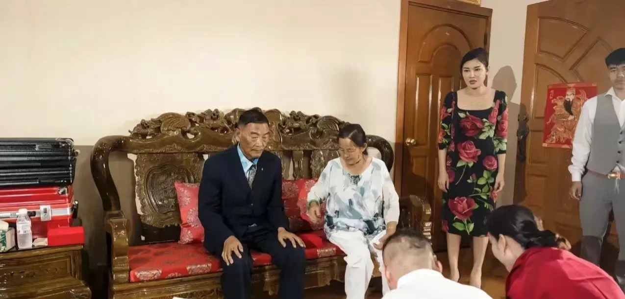 我也是奇怪，缅北的这些电诈头目，明明身家亿万，怎么个个都土了吧唧的。衣着打扮家装