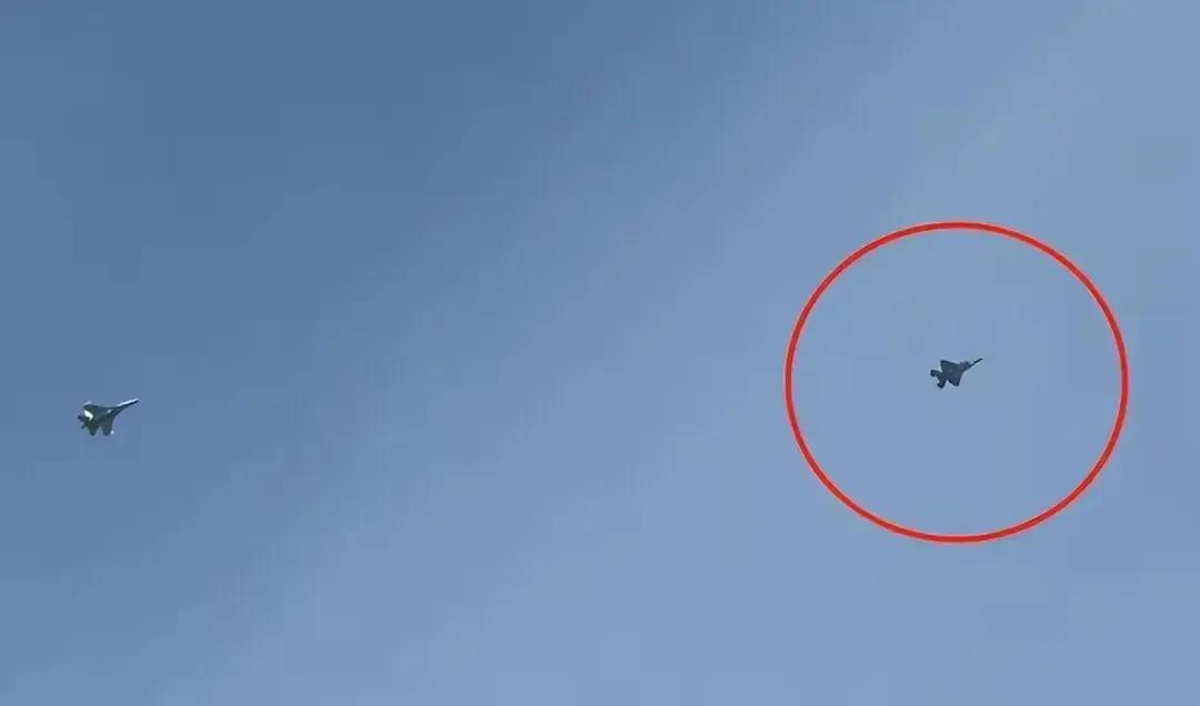 中国空军正式踏入世界第一梯队！中国歼-35震撼首飞，领先美国F-35。
中国不仅
