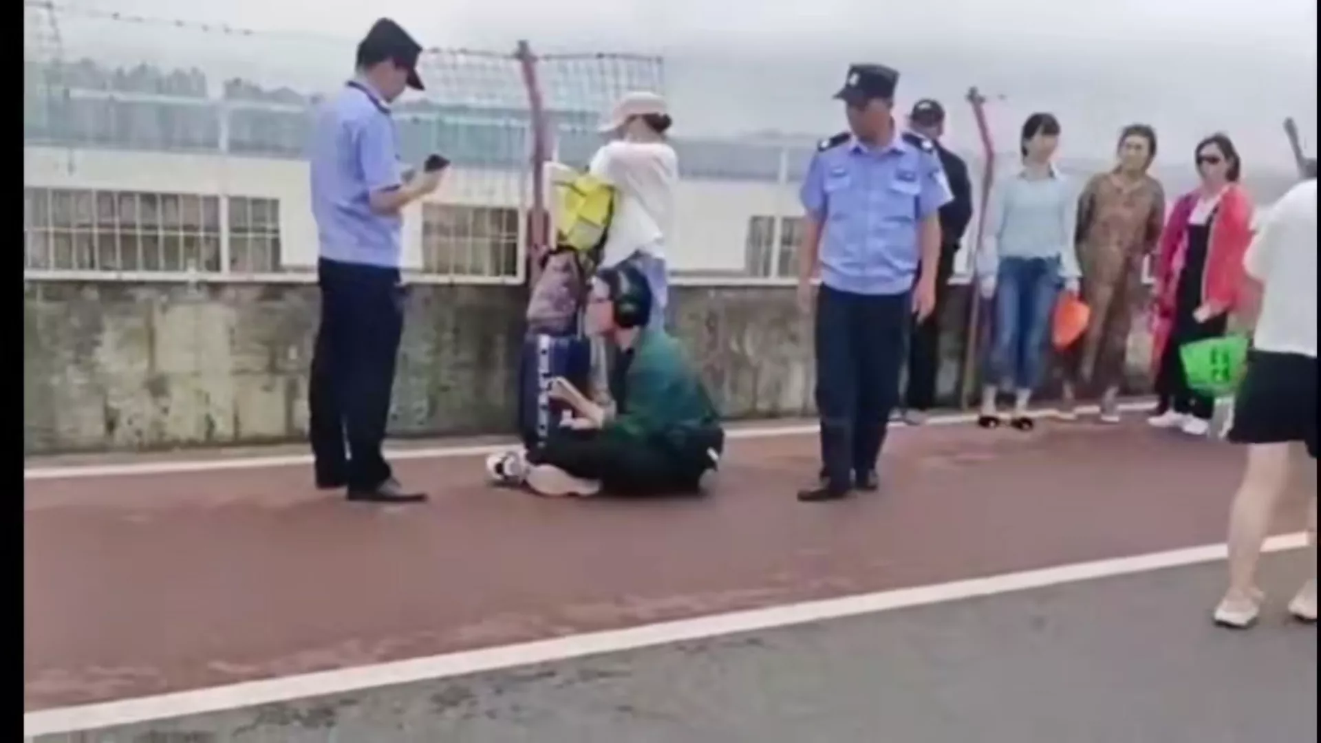 警惕“巨婴时代”

一个25岁的大小伙子，头上戴着耳机和眼镜，穿着绿色体恤，长得