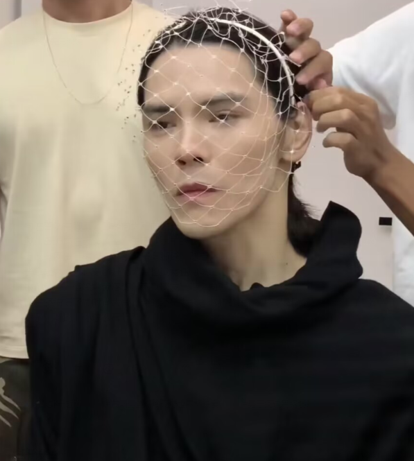 向佐否认有脚臭！自从向太和向佐开启直播带货后，母子俩的热搜就没有断过，最近向佐频