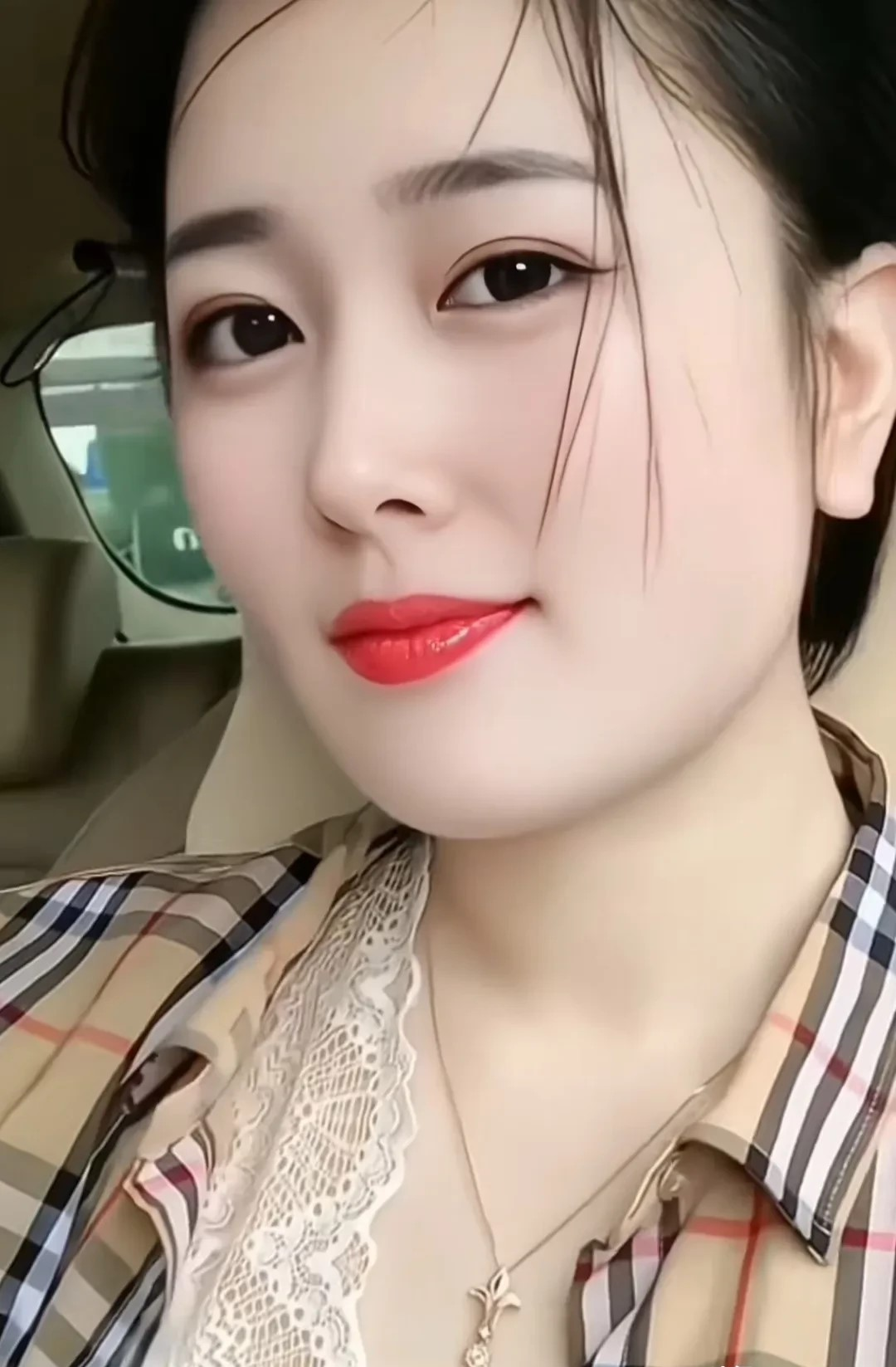 我现年32岁，至今未婚，保持了单纯的生活状态。眼下，我面临三种选择：
首选是继续