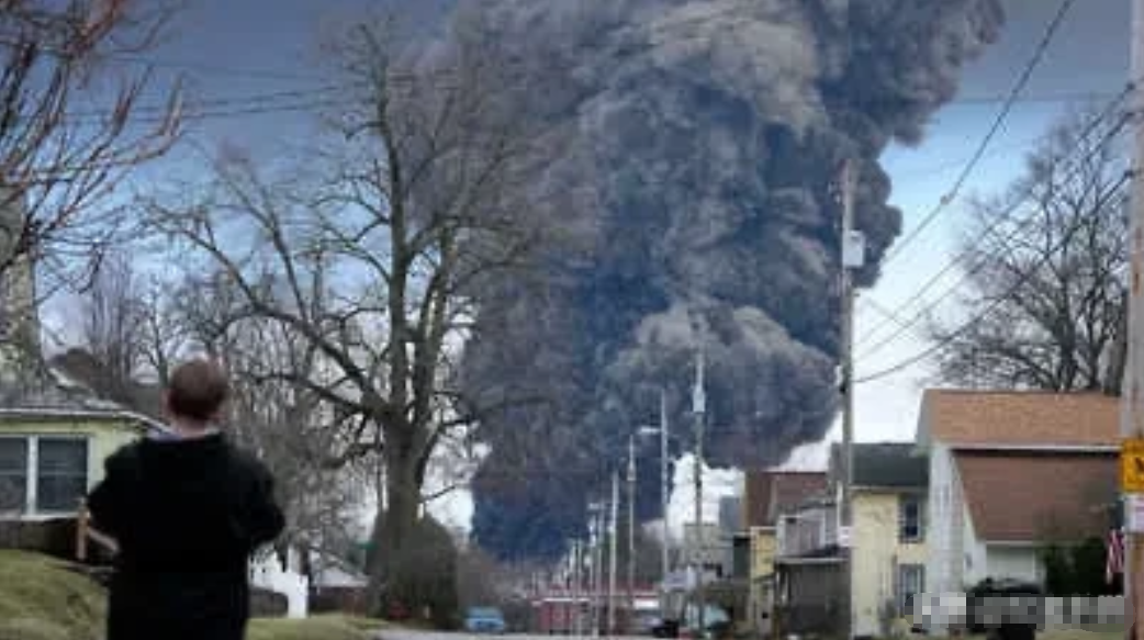 美国过感恩节，毒火车又又又又脱轨了。这次是运的熔融硫，16节车厢脱轨，一烧🔥，