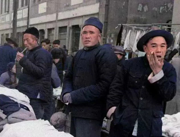 一组1948年12月的青岛街头老照片，和想象中的不一样。
摄影卡尔·迈登斯。