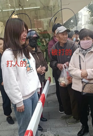 女子因心情差当街怒扇乞讨老人耳光，更加令人气愤的是被打的老人没哭，打人的女子反倒
