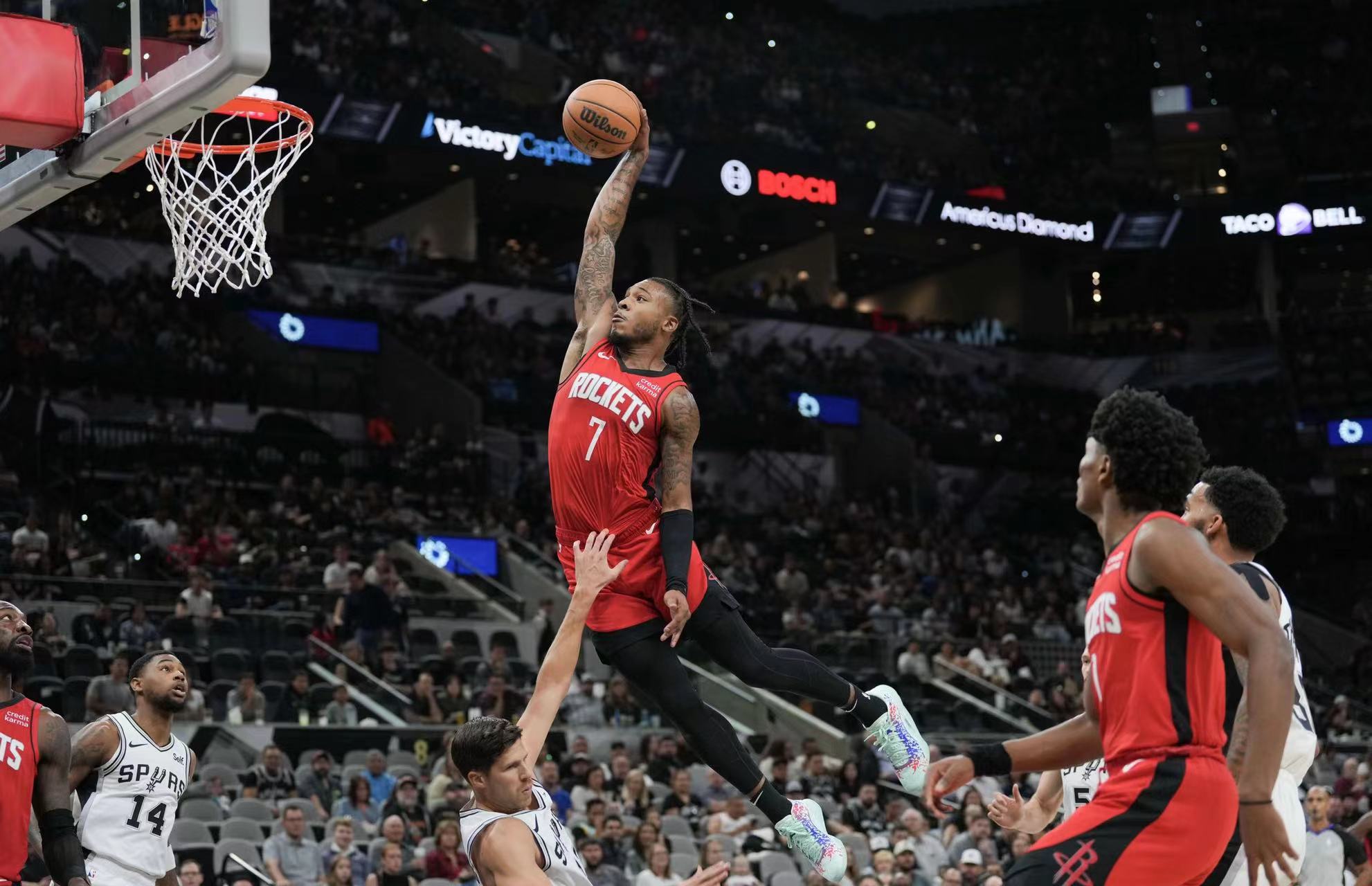 火箭一路高歌猛进，但有一人却惨了！
根据火箭官方的报道，球队已经将包括惠特莫尔在