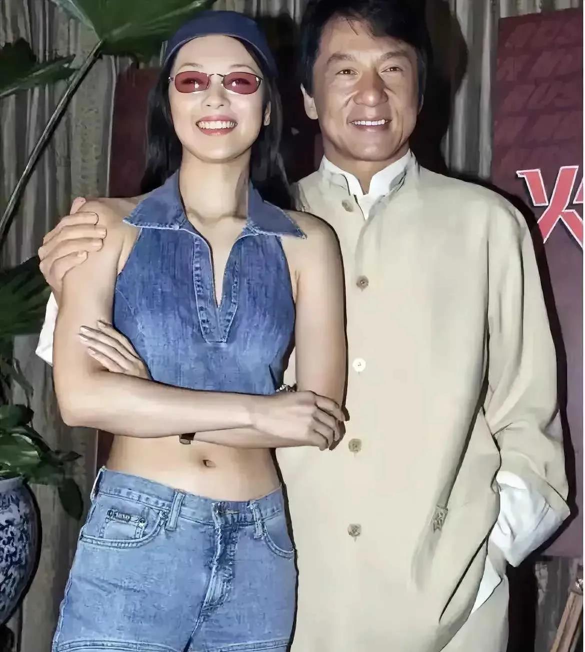 
诶？成龙大哥这张照片满面春光，但这个被他搂在怀里的美女是谁啊？有人知道的吗？

