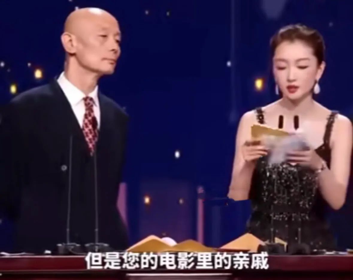尴尬！周冬雨颁奖全程念稿态度敷衍，葛优不留情面当众指出问题
金鸡奖颁奖典礼上，周