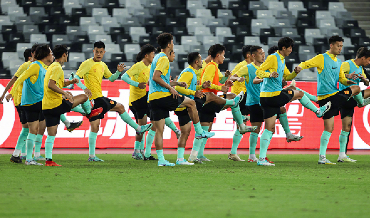 国足有多耻辱？提前26天备战亚洲杯，0-2阿曼，1-2中国香港
国足在热身赛中以