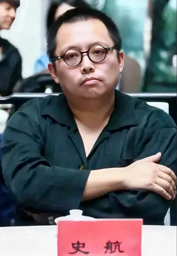 注意看，记住他，史航，中国内地男编剧。

他说，我没房贷，因为我根本没有买过房，
