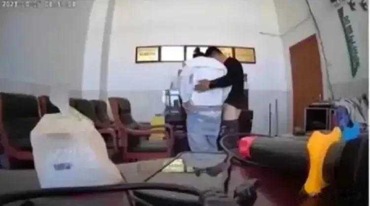 墙壁挂满了奖状，你们可以细心查看啊！ 烟台的苹果，莱阳的梨，潍坊的椅子磨破皮，公