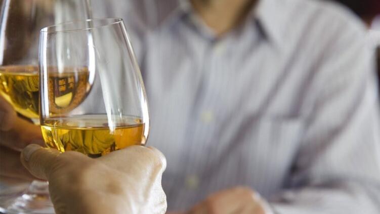 人到中老年，多喝酒能活血化瘀？93岁老中医说：不如多做这3件事