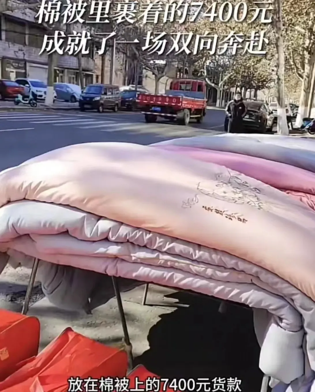 “淄博这次因为这件事又火了。”山东，淄博。王女士给儿子买了一床新棉被，希望他能在