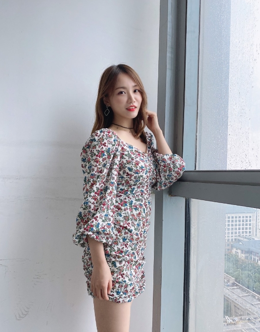为什么女生不删你，还不回你消息，听听女生心里话

女生心里想法：

怎么，还以为