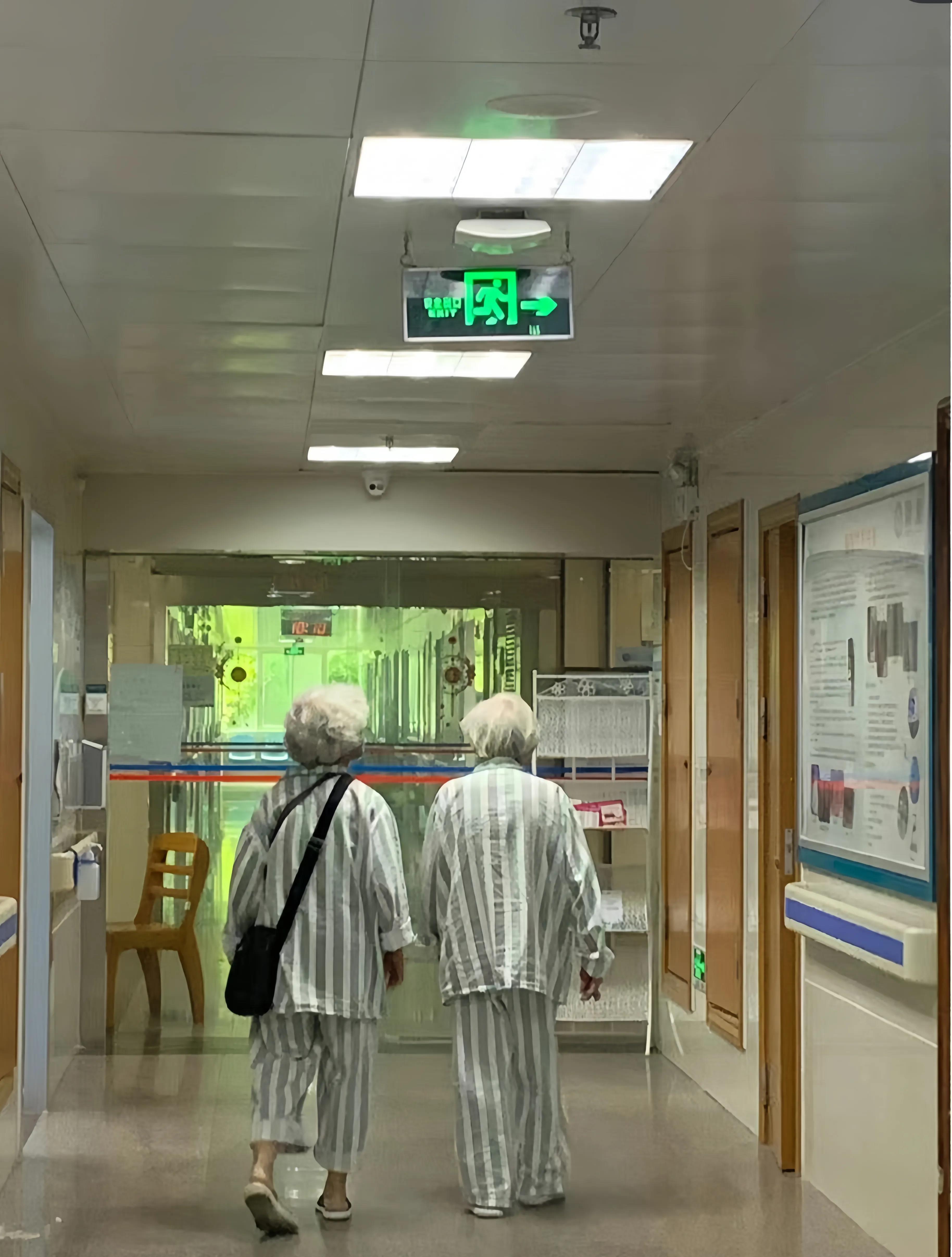 我公公已经75岁了，每个月的退休金是11500元。他的支出如下：

每个月的药费