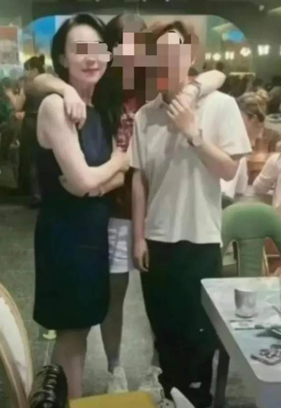 女高管的生活照满脸笑容，和视频里的她是两幅模样！她77年生，毕业于国内一顶级学府