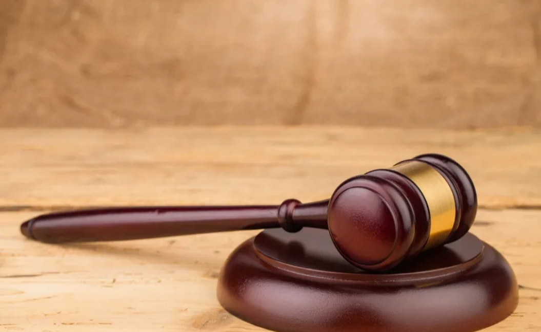 江苏淮安，一男子和老婆吵架后，便来到一家足疗店放松，结束后，男子下楼准备开车离开