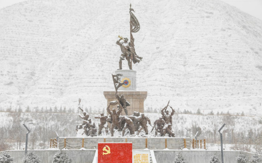 洋洋洒洒，满天飞舞，一场大雪悄悄地铺满了古浪大地。轻轻地洒满黛瓦、树枝、山。在布