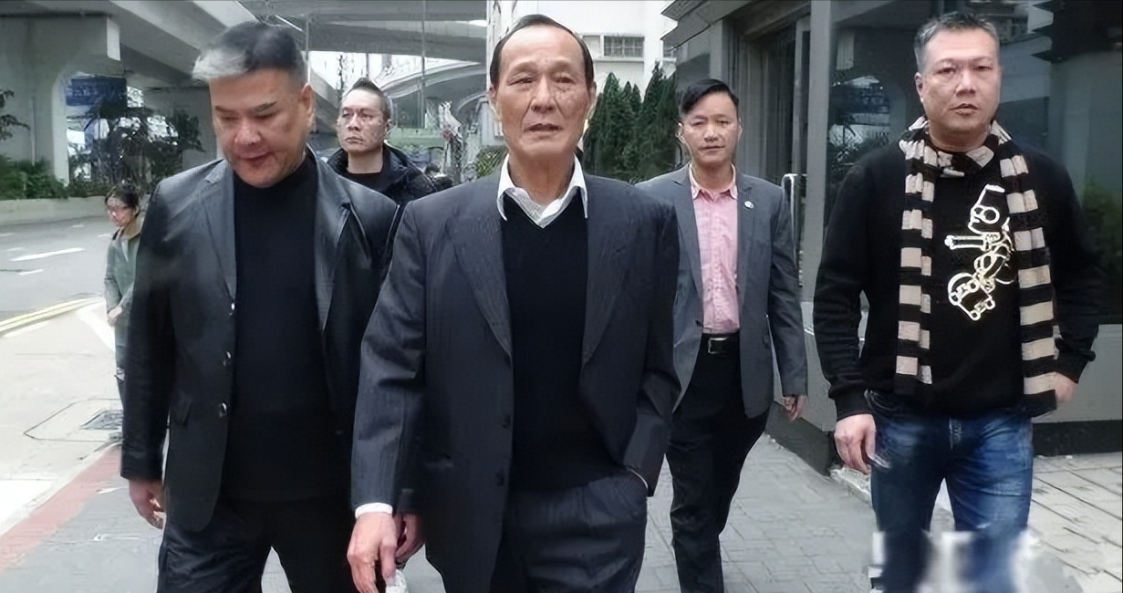 1984年，陈惠敏带着怀孕的老婆去唱歌，遇到了新义安的苏龙。没想到，苏龙突然一脚