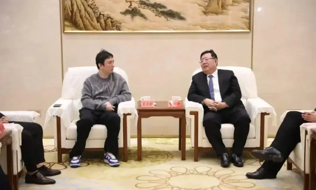 王思聪和泰安市市委领导见面为啥穿的这么随意呢？我来做个比喻，大家就明白了。

对