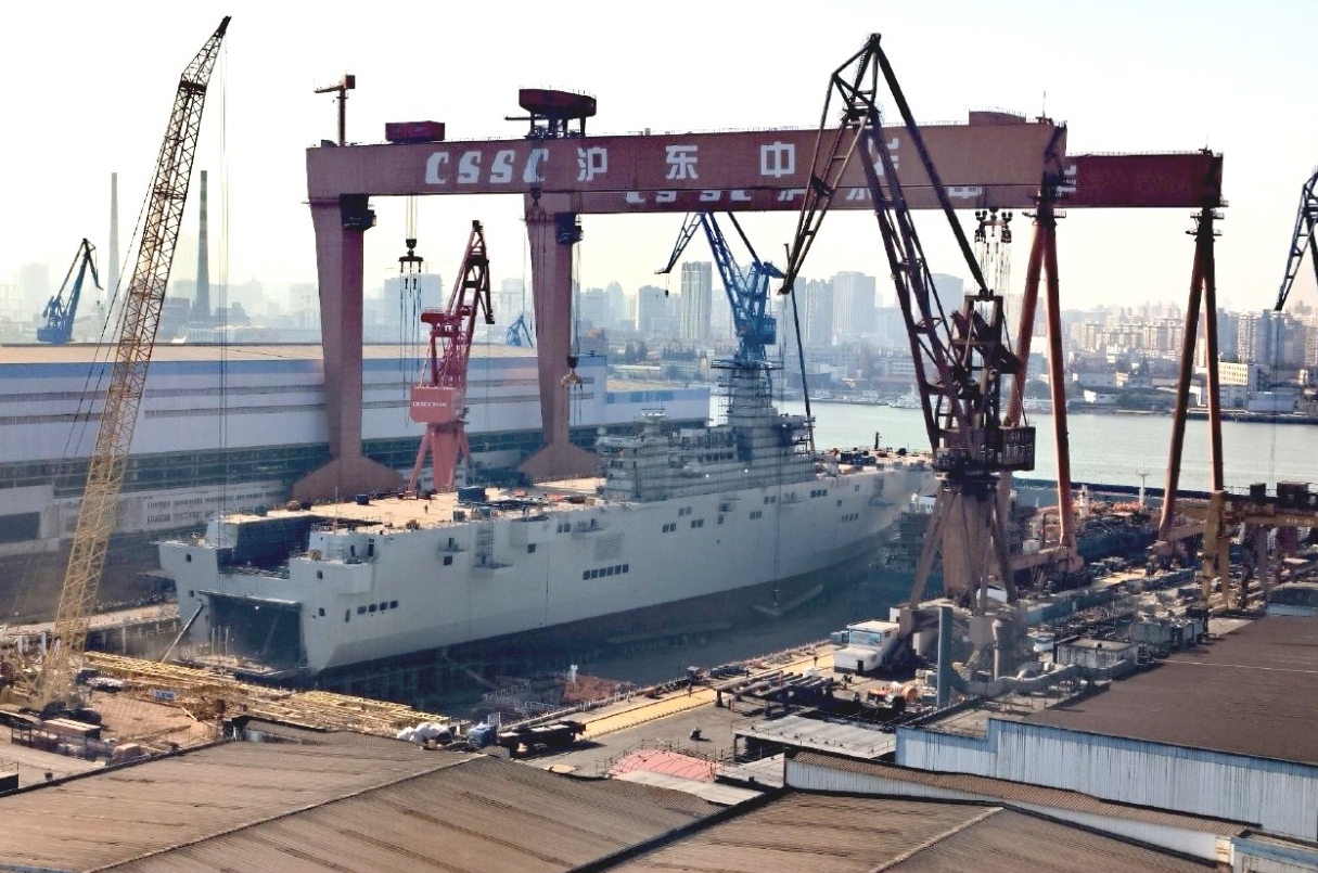 神速啊~第四艘国产075型两栖攻击舰进度喜人，上层建筑安装完毕，外舾工作进展良好