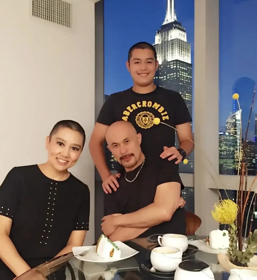 徐锦江一家三口，喜气洋洋。