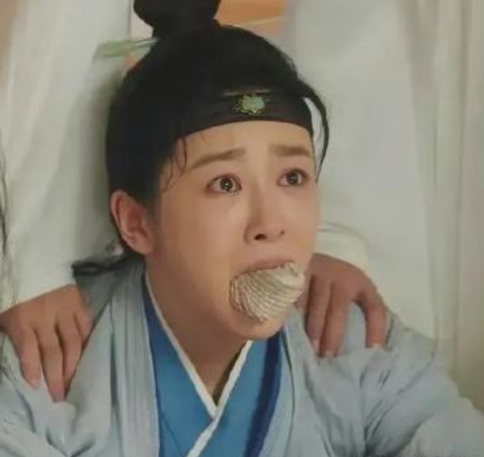 杨紫身后这个群演丫鬟身上好抢戏啊！她的表演非常出色，甚至在某些场景中比主角还要引