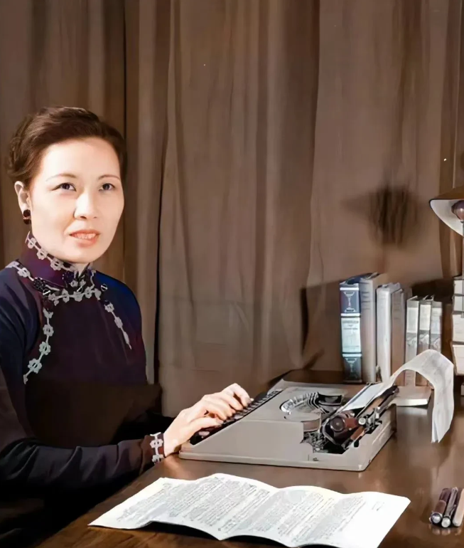1943年，住在纽约长岛别墅的宋美龄。正在起草演讲稿。她用的是超薄打字机，那时极