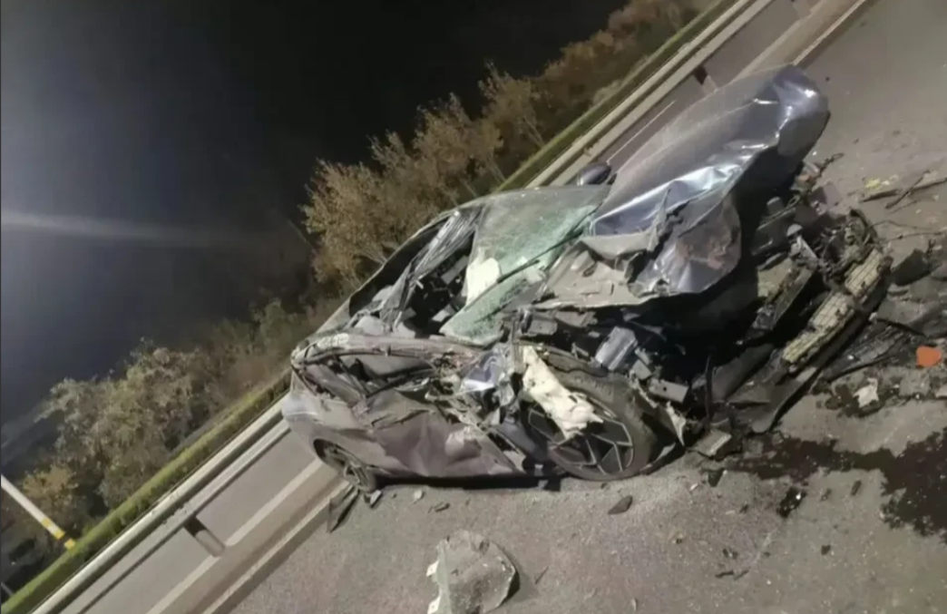 比亚迪海豹也太“垃圾”了吧！轻轻的被大货车撞一下，就成这样了！竟然还有人吹它CT