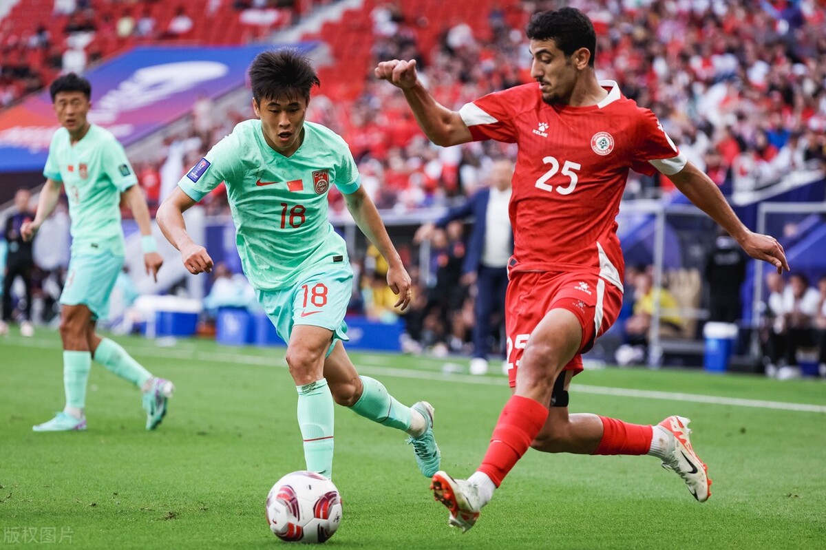 国足用人简直就是乱弹琴，难怪两场该赢的比赛都没有赢！

戴伟浚只是被吹起来的一名