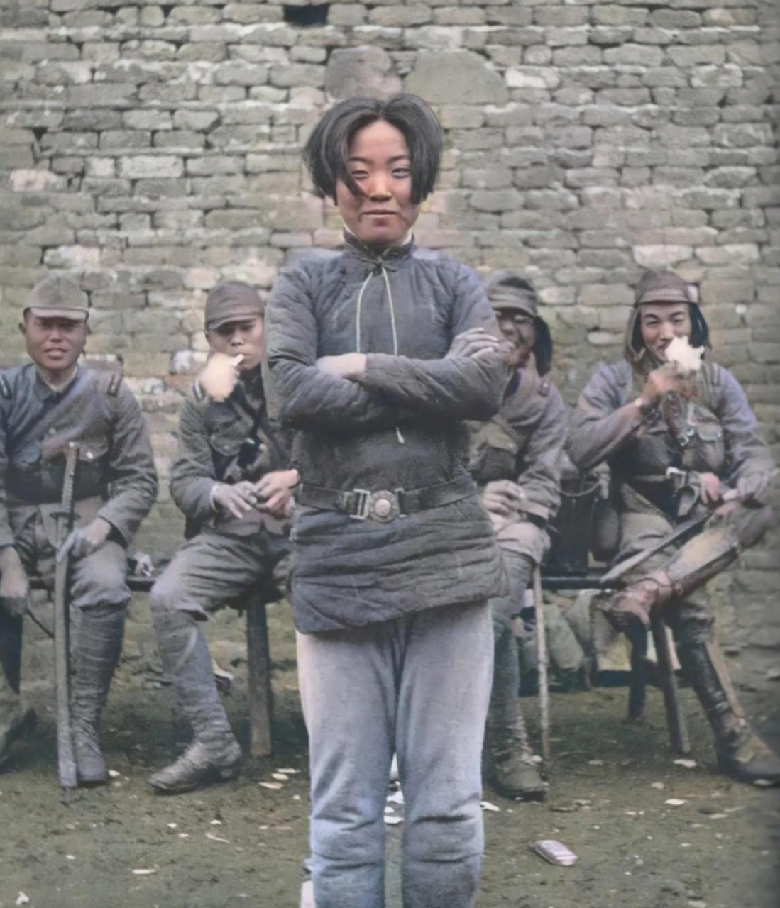 1938年，抗日女战士成本华被日军推向了刑场。行刑前，日军给她拍下了一张照片，这