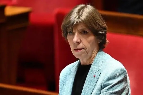 法国外长科隆纳表示，法国很关心中国军舰最近对澳大利亚船只的行为，并表示台湾海峡必