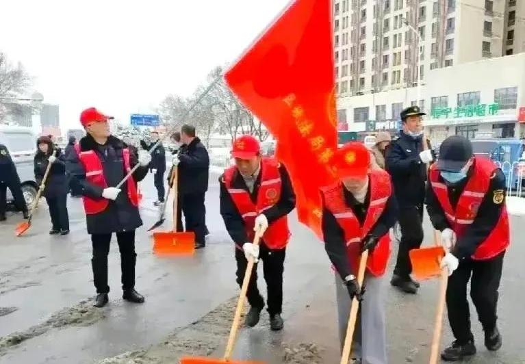一场突如其来的降雪，让城市披上银装，一支红旗扫雪队伍却让老百姓心生疑虑。为何每场