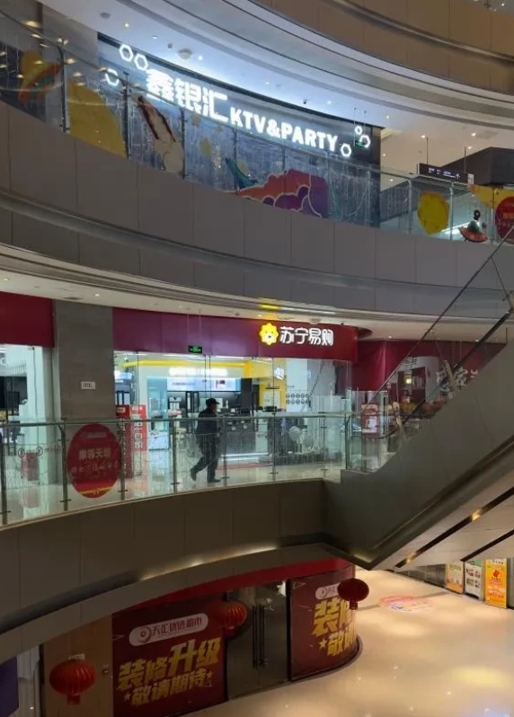 15岁女孩坠楼，KTV未成年人陪侍有多“脏”？15岁的丹丹（化名）酒后从成都一家